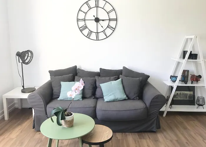 Grand F2 Quartier Les Plaines, Boulouris Proche Et Port Santa-lucia