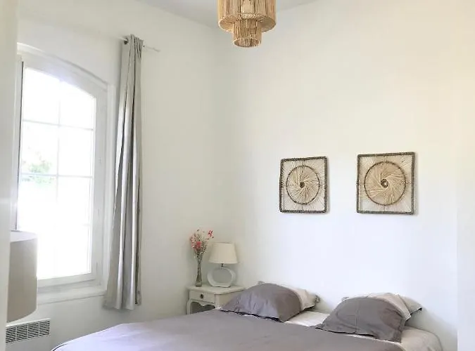 Grand F2 Quartier Les Plaines, Boulouris Proche Et Port Santa-lucia